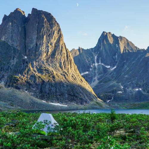 Divide Lake in front of large grey mountains 